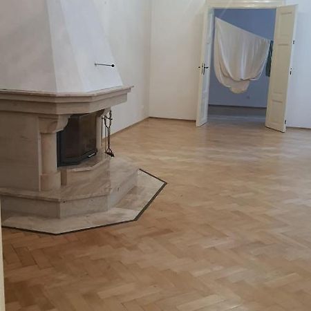 Private Room In Shared Luxurious Palace Like Apartment With 2 Bathrooms Including Whirlpool And Virtual Reality Praha Exteriér fotografie