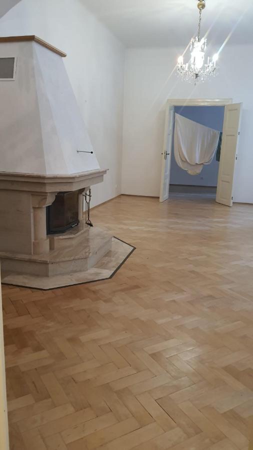Private Room In Shared Luxurious Palace Like Apartment With 2 Bathrooms Including Whirlpool And Virtual Reality Praha Exteriér fotografie