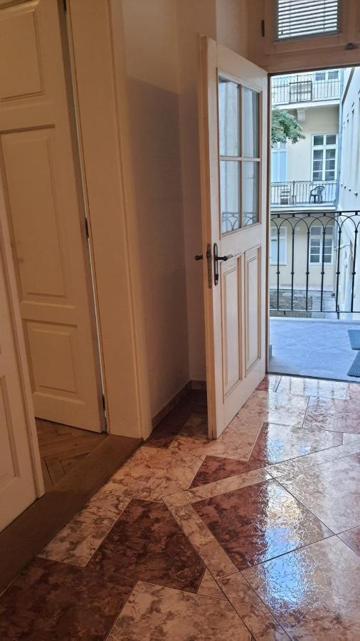 Private Room In Shared Luxurious Palace Like Apartment With 2 Bathrooms Including Whirlpool And Virtual Reality Praha Exteriér fotografie