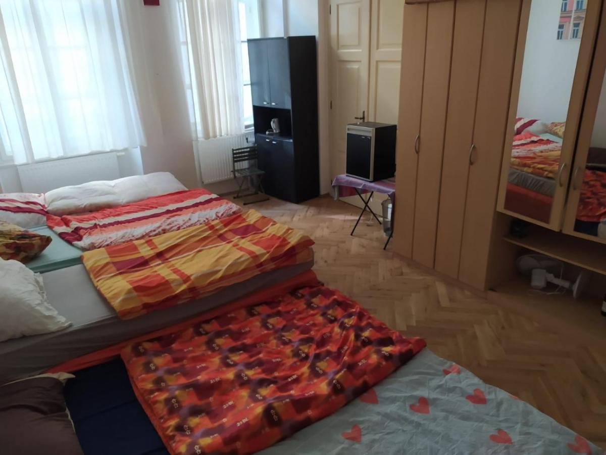 Private Room In Shared Luxurious Palace Like Apartment With 2 Bathrooms Including Whirlpool And Virtual Reality Praha Exteriér fotografie