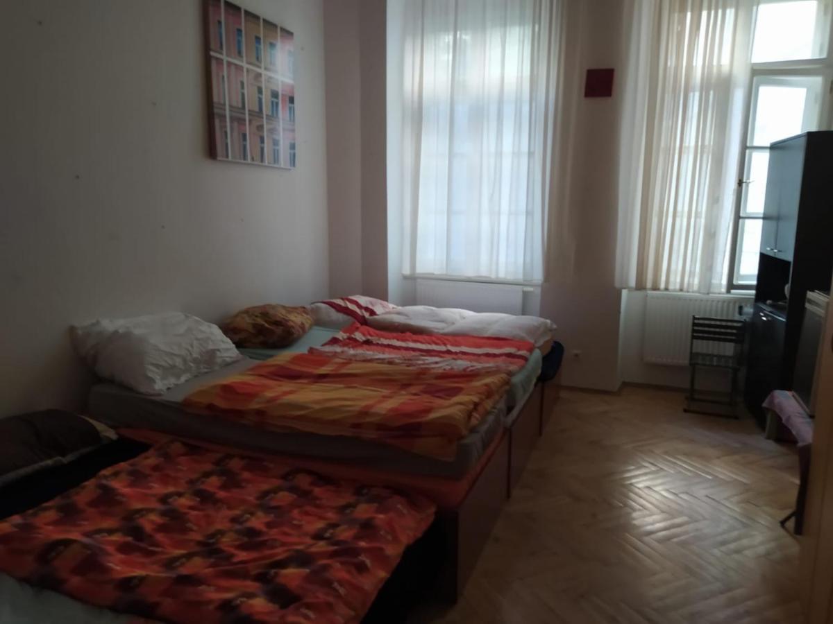Private Room In Shared Luxurious Palace Like Apartment With 2 Bathrooms Including Whirlpool And Virtual Reality Praha Exteriér fotografie